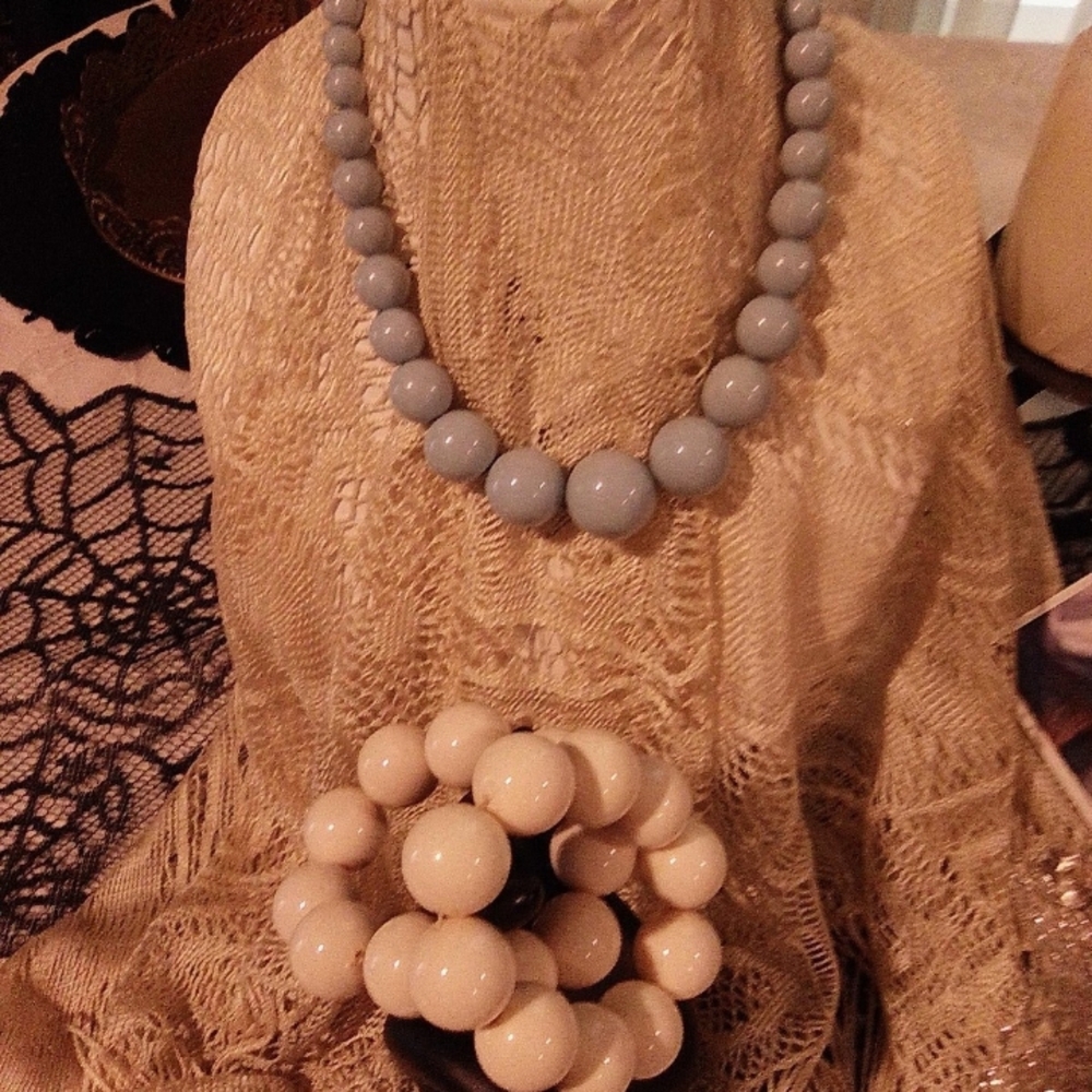 Elegant Blue Beaded Necklace and Cream Bracelet Set Vintage 60s - Picture 1 of 3